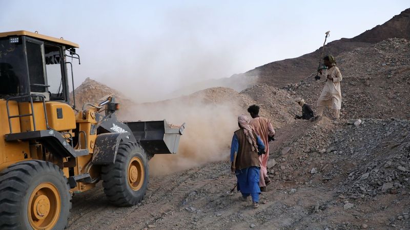 imported-skynews-sudan-gold-mining-miners_7374427.jpg