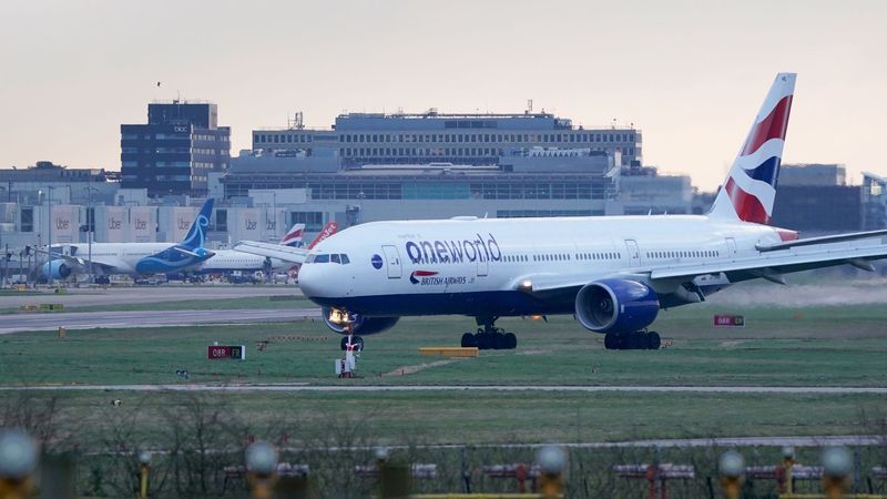 imported-skynews-gatwick-airport-plane_6841243.jpg