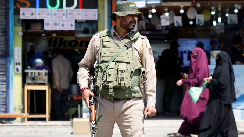 imported-skynews-india-soldier-kashmir_6902178.jpg