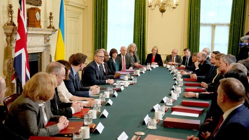 imported-skynews-downing-steet-cabinet_7173552.jpg
