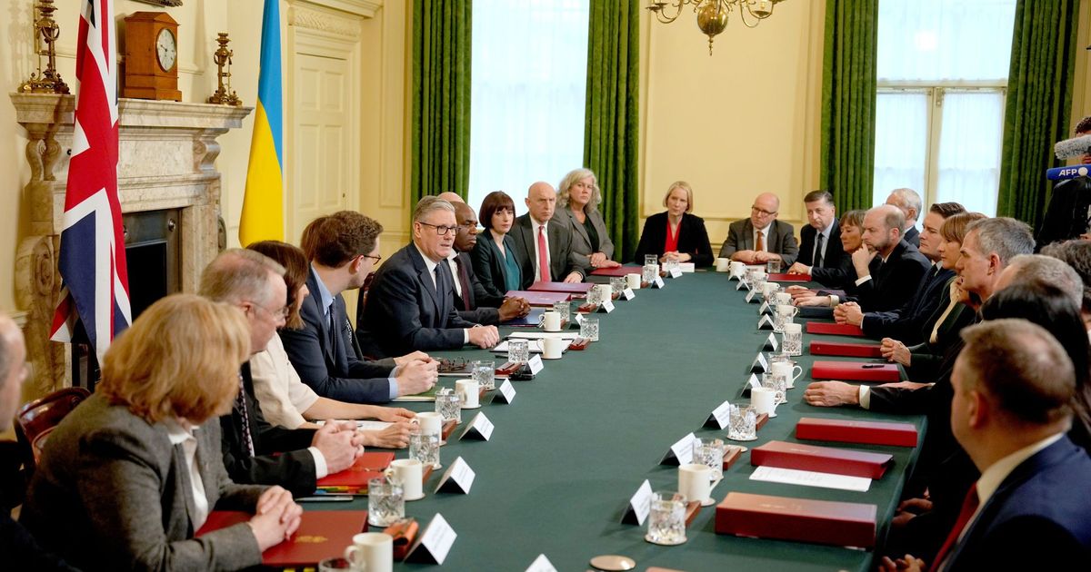 imported-skynews-downing-steet-cabinet_7173552.jpg