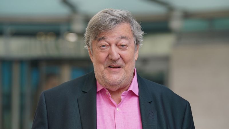 imported-skynews-stephen-fry-comedian_7234588.jpg