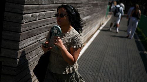 imported-skynews-heatwave-handheld-fan_7293506.jpg