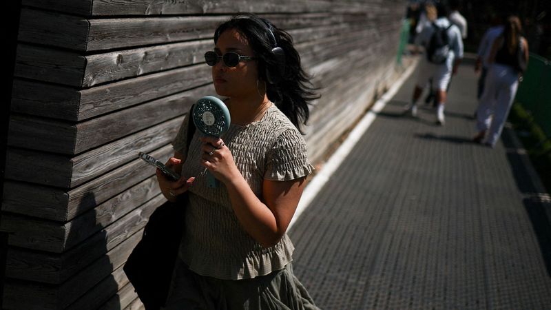 imported-skynews-heatwave-handheld-fan_7293506.jpg