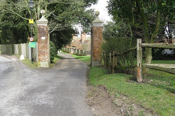 imported-1_Entrance_to_Plumpton_Place_-_geographorguk_-_1768906.jpg