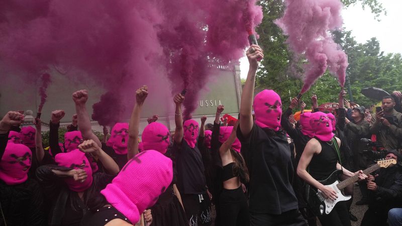 imported-skynews-pussy-riot-femen_7240914.jpg