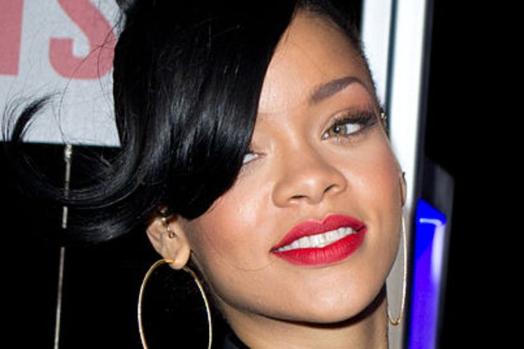 imported-424px-Rihanna_2012_(Cropped)-ec437c.jpg