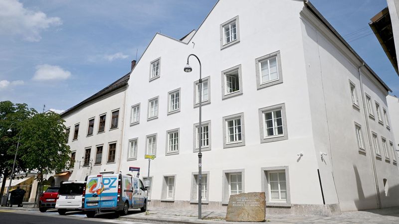 imported-skynews-adolf-hitler-police_7303994.jpg