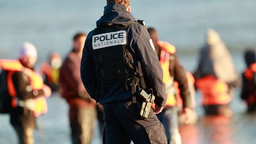 imported-skynews-migrants-policeman_7213997.jpg
