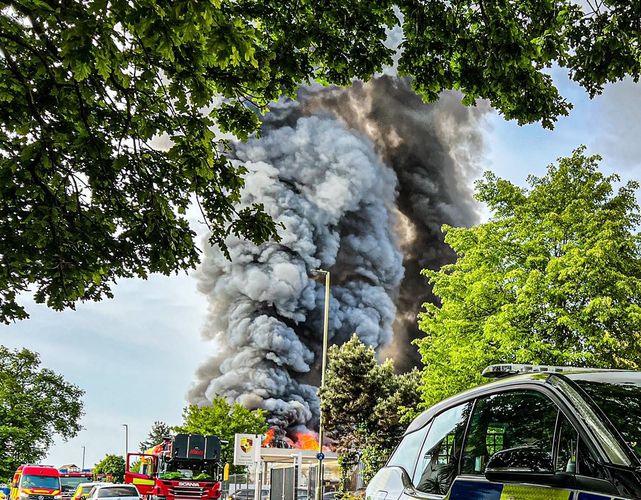 Huge Fire at Access Storage Unit in Byfleet Surrey.jpg