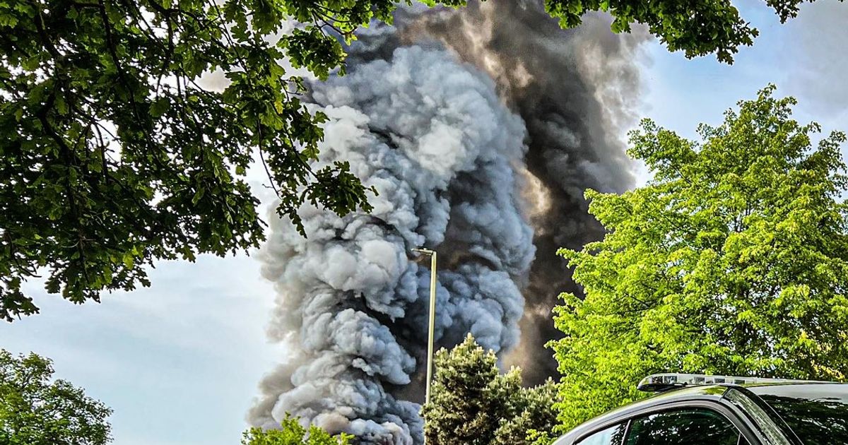 Huge Fire at Access Storage Unit in Byfleet Surrey.jpg