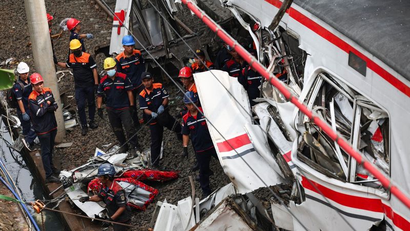 imported-skynews-indonesia-train-crash_7232769.jpg