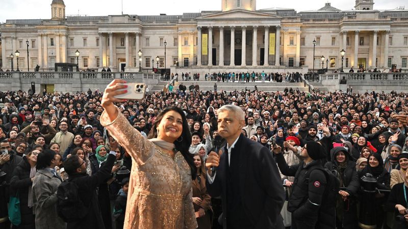 imported-skynews-trafalgar-square-sadiq-khan_7196292.jpg