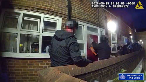 imported-skynews-police-london-knife-smuggler_7331612.jpg
