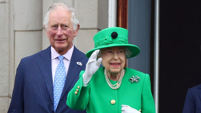 imported-skynews-queen-balcony-jubilee_5796151.jpg