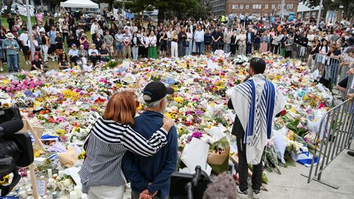 imported-skynews-bondi-beach-hanukkah_7111654.jpg