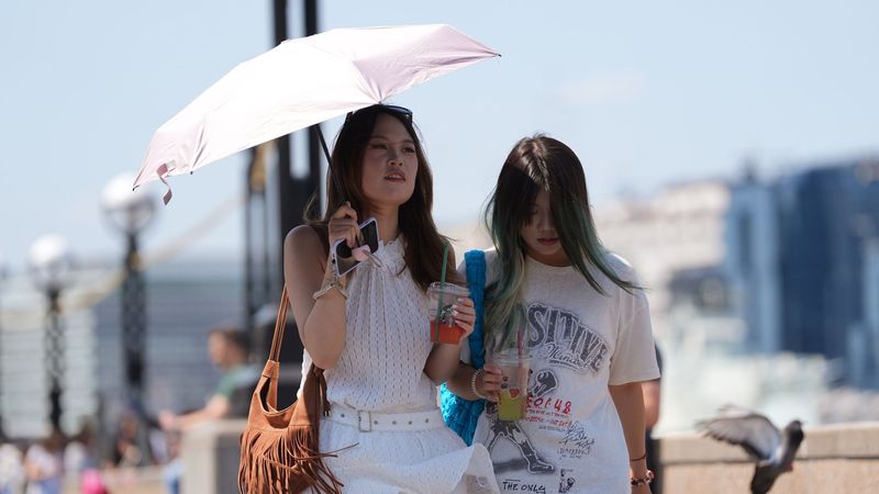 imported-skynews-heat-hot-weather-queens-walk_7279317.jpg