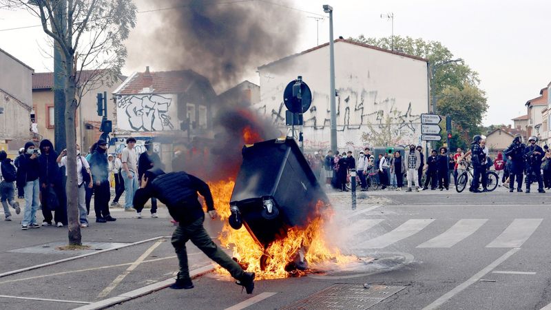 imported-skynews-students-toulouse-france_7366430.jpg