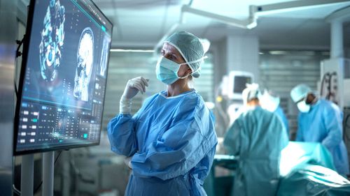 imported-skynews-surgeon-female-brain_7360284.jpg