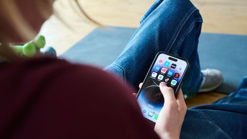 imported-skynews-phone-social-media_7359617.jpg