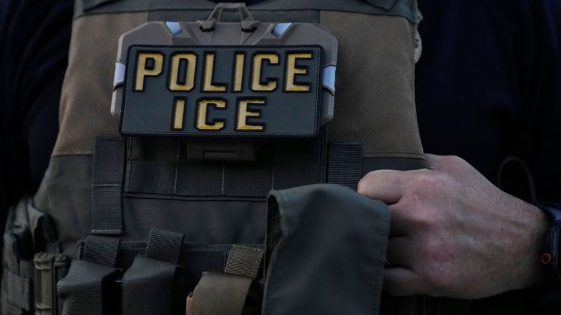 imported-skynews-ice-agent-illinois_7200050.jpg