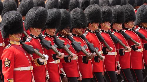 imported-skynews-kings-guard-bearskin_7351798.jpg