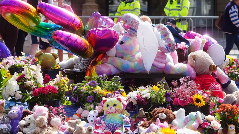 imported-skynews-southport-flowers-tributes_6960129.jpg