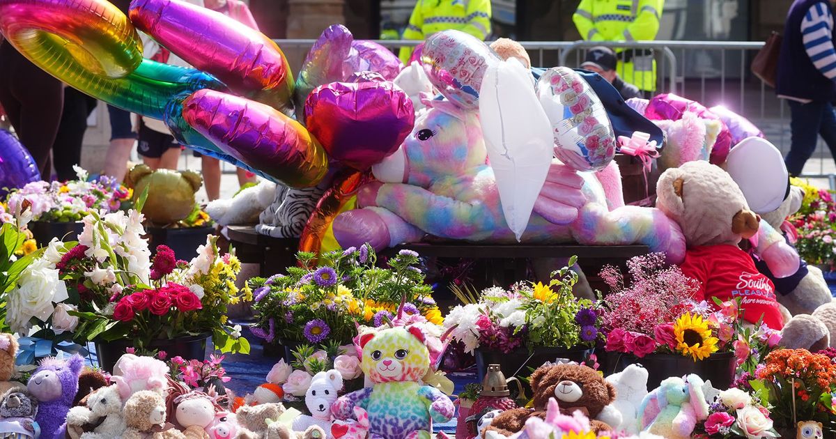 imported-skynews-southport-flowers-tributes_6960129.jpg