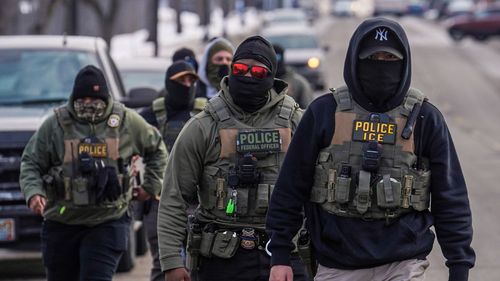 imported-skynews-ice-us-shock-gloves_7320176.jpg