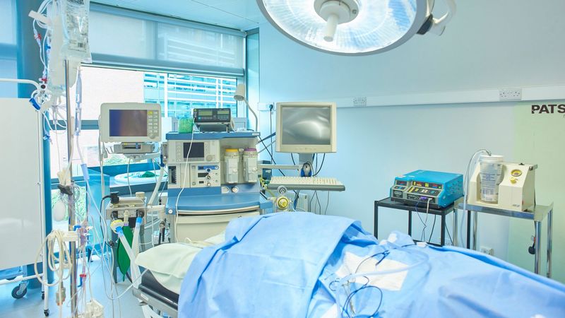 imported-skynews-uk-hospital-operating-theatre_7315186.jpg