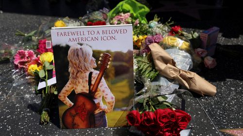 imported-skynews-dolly-parton-hollywood_7336685.jpg
