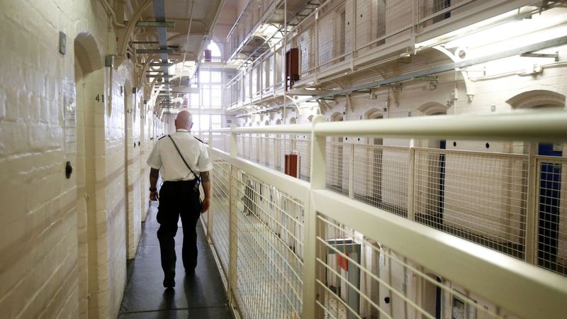 imported-skynews-prison-officer-prisons_6932011.jpg