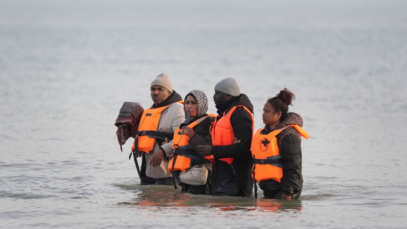 imported-skynews-migrants-channel-france_6932347.jpg