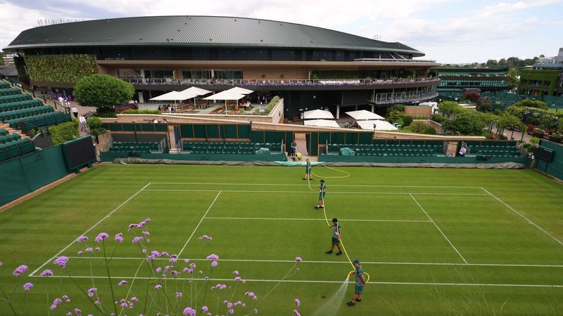 imported-skynews-wimbledon-tennis-ground-staff-on-court-1_7285349.jpg