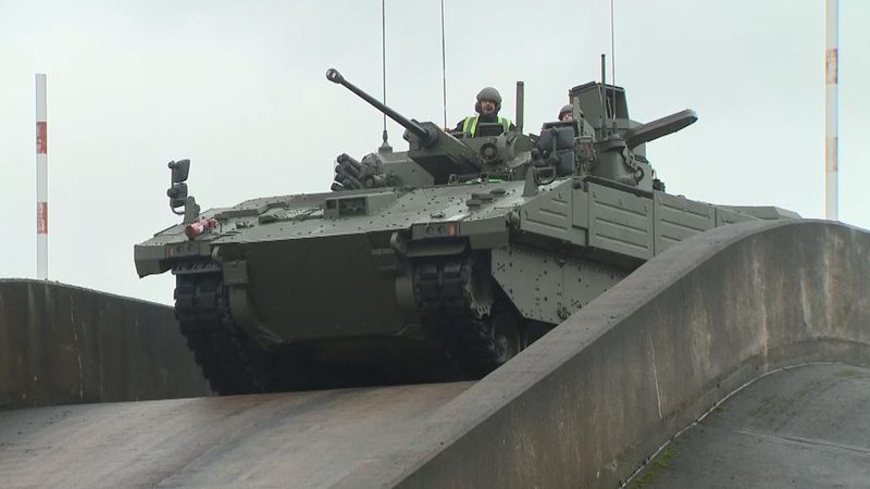 imported-skynews-ajax-british-army-tanks_7073340.jpg