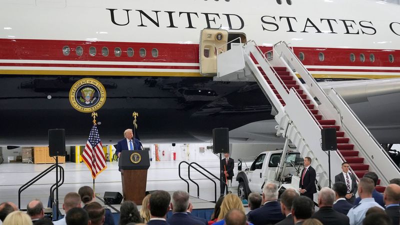 imported-skynews-trump-air-force-one_7278355.jpg
