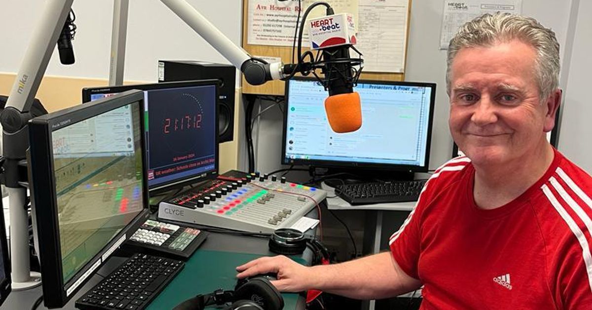 Stephen Merchant_Desk.jpg