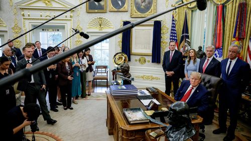 imported-skynews-trump-with-media-reporters_7355912.jpg