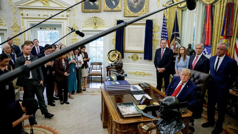 imported-skynews-trump-with-media-reporters_7355912.jpg