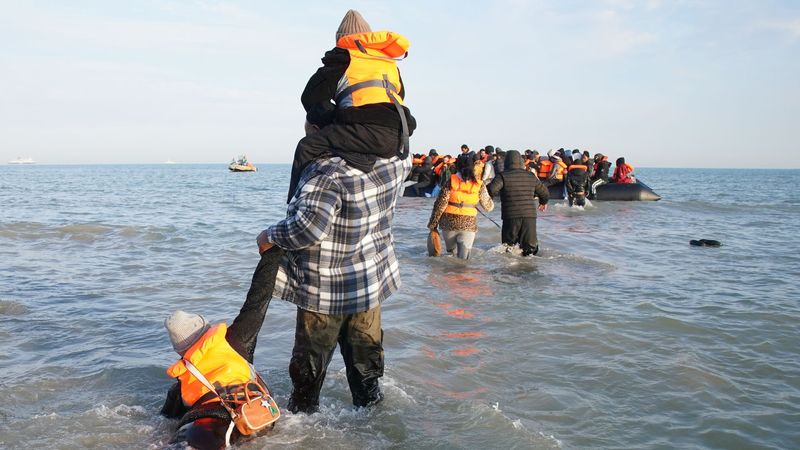 imported-skynews-migrants-france-boat_7180499.jpg