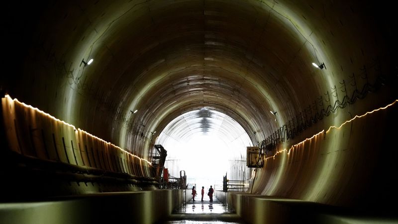 imported-skynews-hs2-staff-rail-line_7253295.jpg