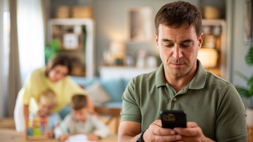 imported-skynews-family-phone_7309858.jpg