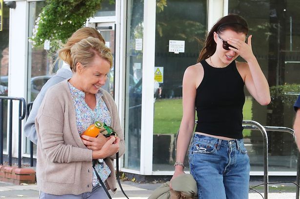 imported-0_26922Coronation-Streets-Sally-Dynevor-and-her-daughters-Phoebe-and-Harriet-nip-to-the-shops-i.jpg