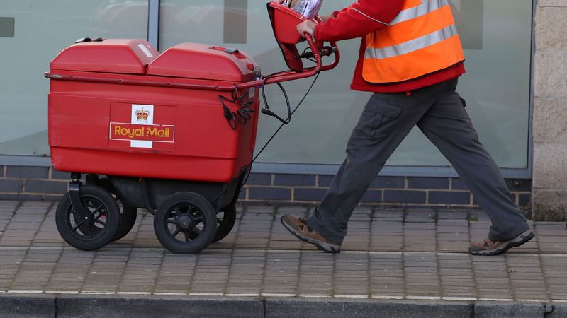 imported-skynews-postman-royal-mail_5776119.jpg