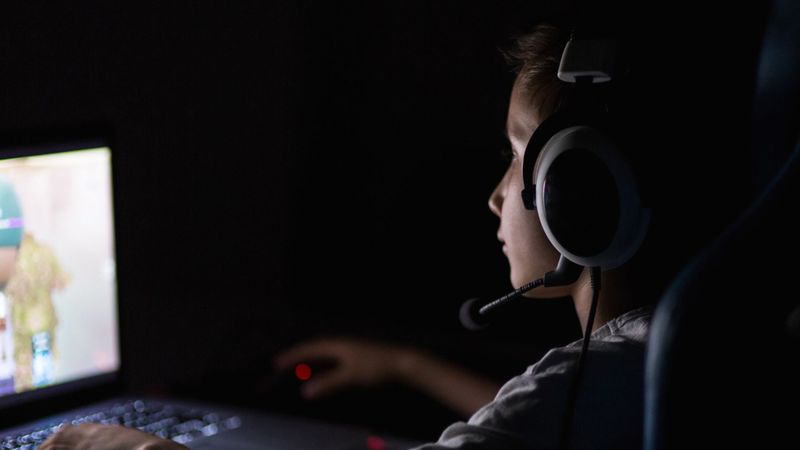 imported-skynews-boy-computer_6957045.jpg