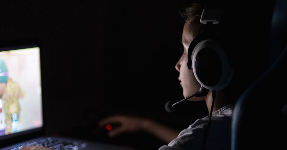 imported-skynews-boy-computer_6957045.jpg