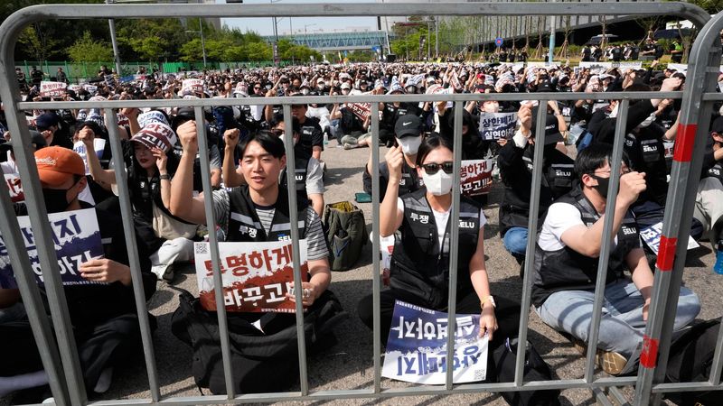 imported-skynews-samsung-protest_7228090.jpg
