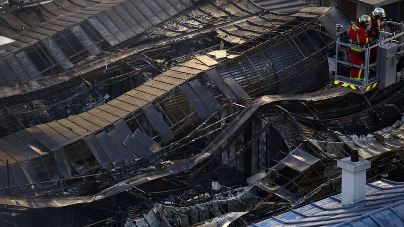 imported-skynews-market-paris-fire_7374930.jpg
