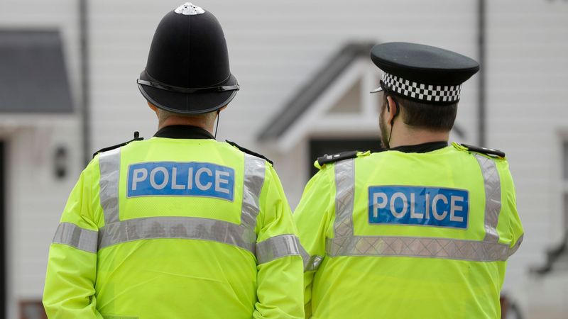 imported-skynews-police-officers_7309761.jpg