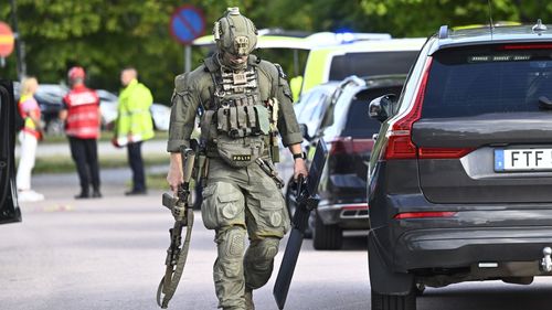 imported-skynews-sweden-sword-school_7328197.jpg